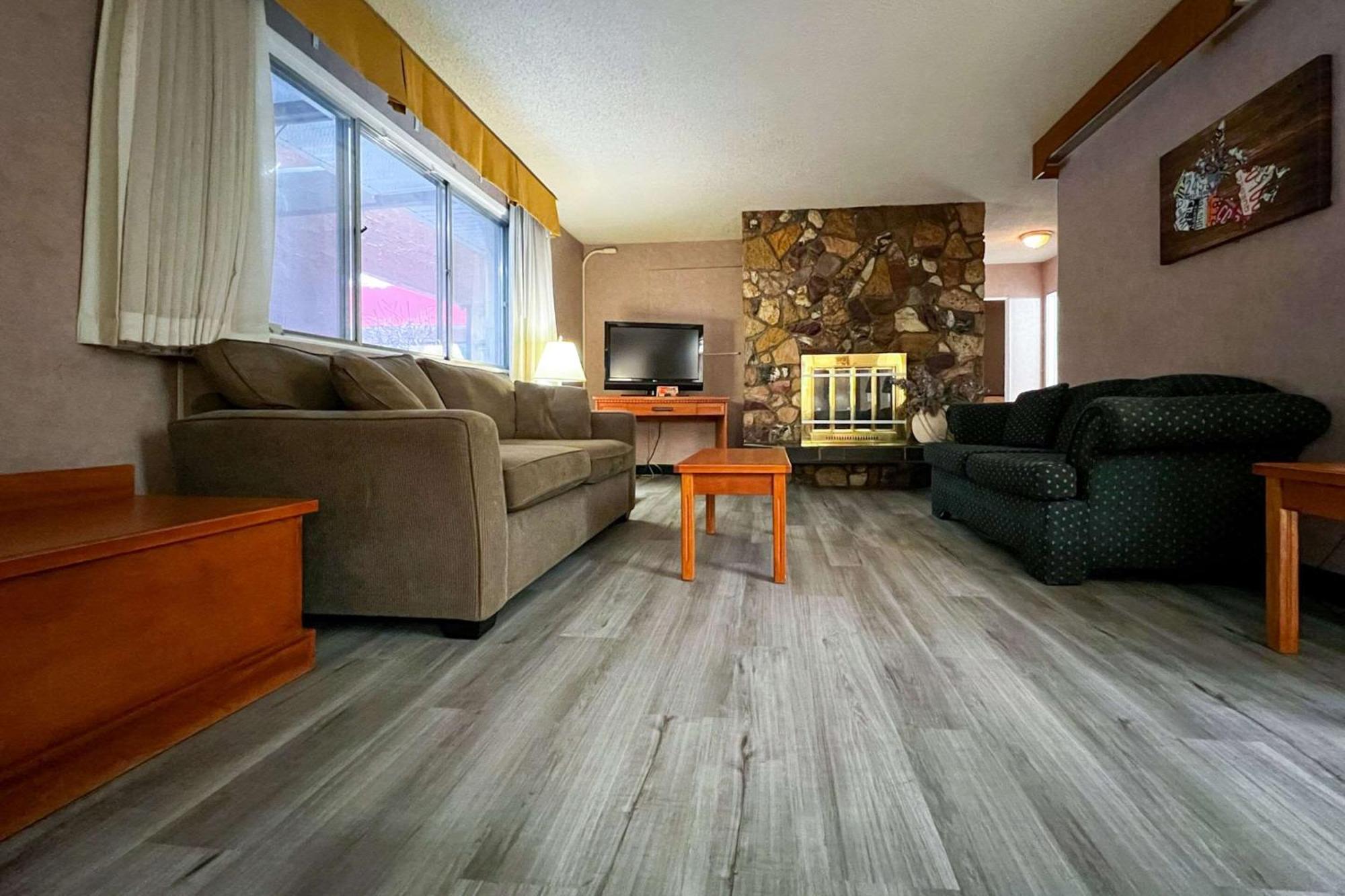 Econo Lodge Motel Village YYC Exterior foto
