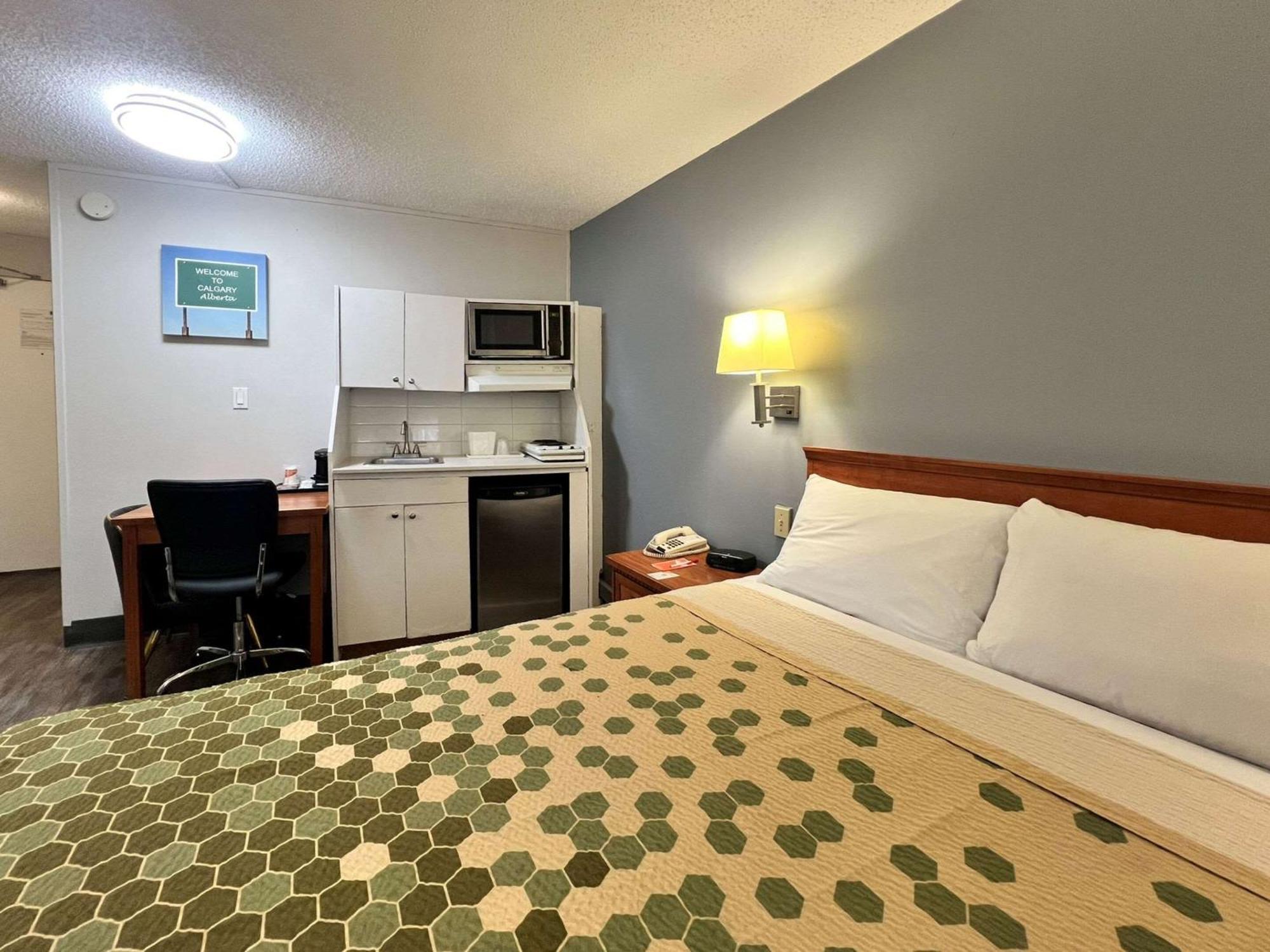 Econo Lodge Motel Village YYC Exterior foto
